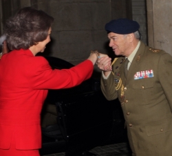 Doña Sofía es recibida por el jefe del Cuarto Militar de la Casa de S.M. el Rey, teniente general Antonio de la Corte García, a su llegada al Palacio 